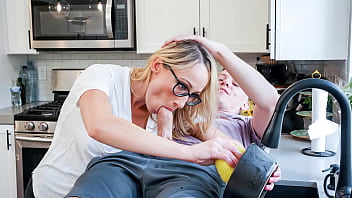 Juicy New Home Tenant Can Freeuse His Homeowner'_S Wife Anytime He Wants - Momslave
