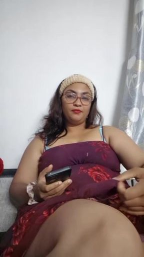 Naughty Indian Beauty Captivates With Curvy, Live Sensual Charm